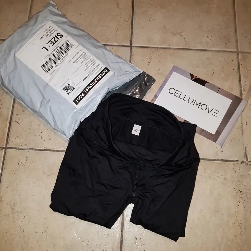 Cellumove Leggings in falscher Größe neben dem internationalen Versandbeutel